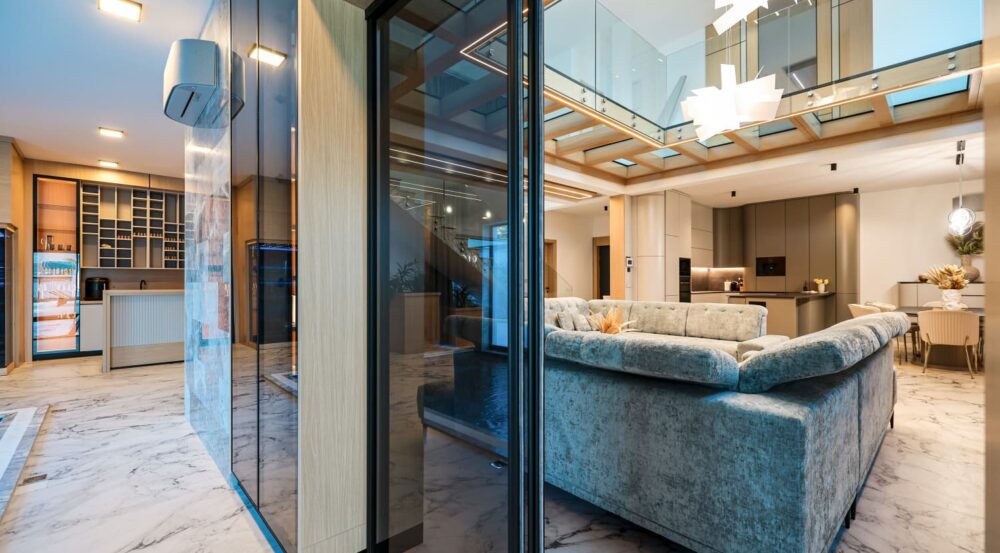 Moderno staklo za unutarnje pregrade i dizajn interijera.